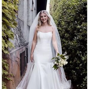 David's Bridal White Strapless Mermaid Wedding Dress with Veil